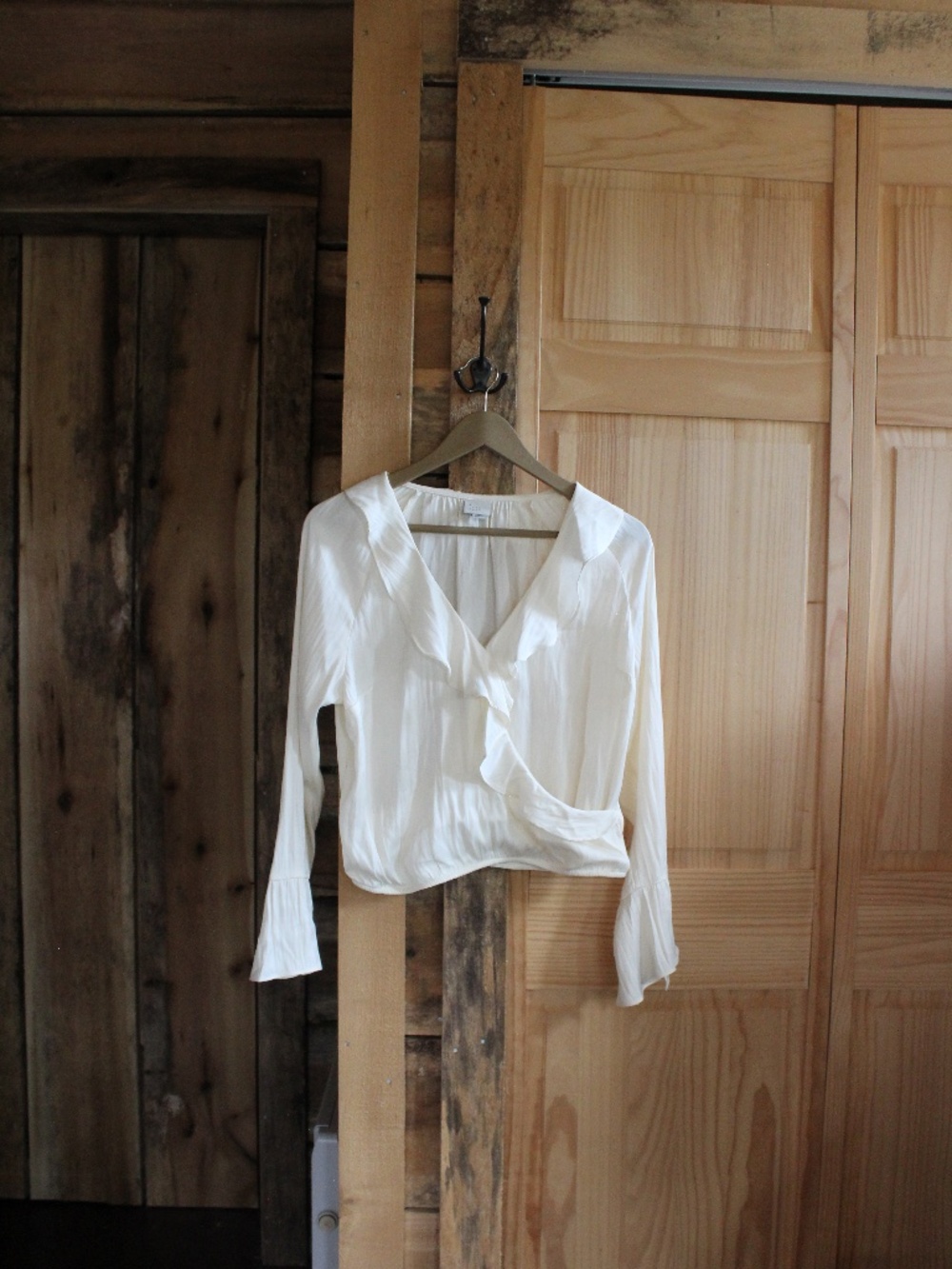 Universal Thread Silk-like White Flare Long Sleeve
